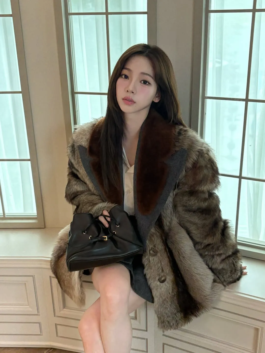 Karina背上PRADA最新Dada包,秒噴發高級千金感。翻攝IG