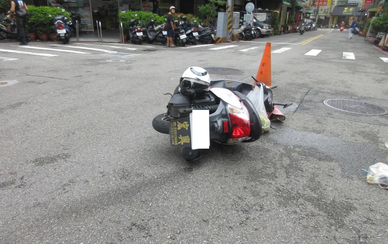 台中西区两辆机车在路口碰撞。翻摄画面
