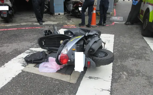 物流車轉角違停 視線死角!2機車路口慘碰撞