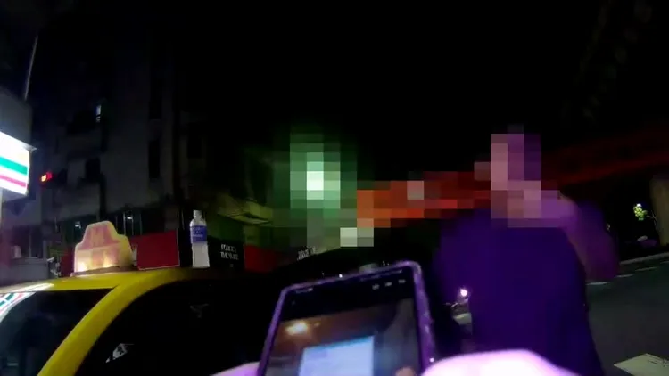 警方在超商外找到劉男，經查無酒駕，違反菸害防制法部分將函請裁處。民眾提供