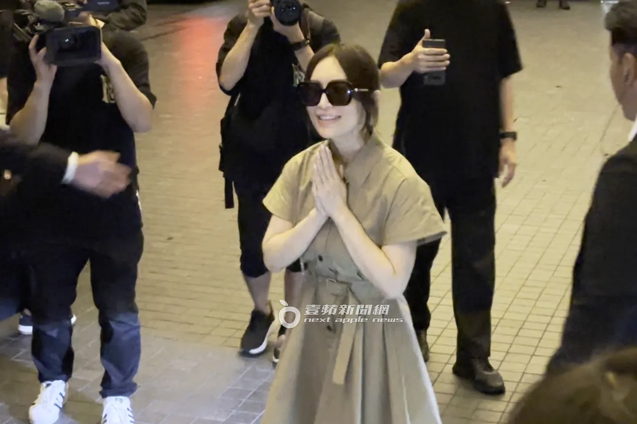 滨崎步来台最后一夜,双手合十面对粉丝态度相当客气。特勤中心摄