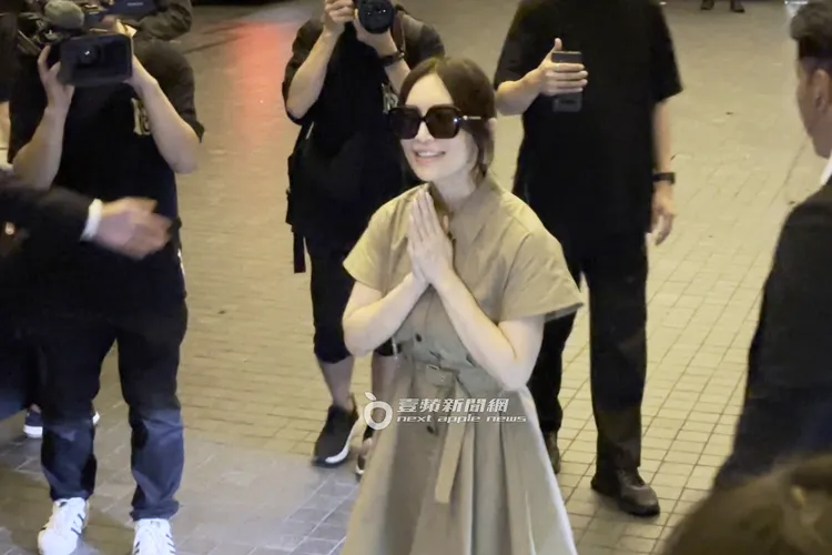 濱崎步來台最後一夜，雙手合十面對粉絲態度相當客氣。特勤中心攝