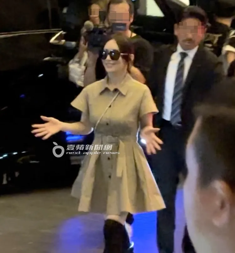 凌晨2點，濱崎步結束台北101慶功回飯店，看到守候的粉絲露出笑容。特勤中心攝