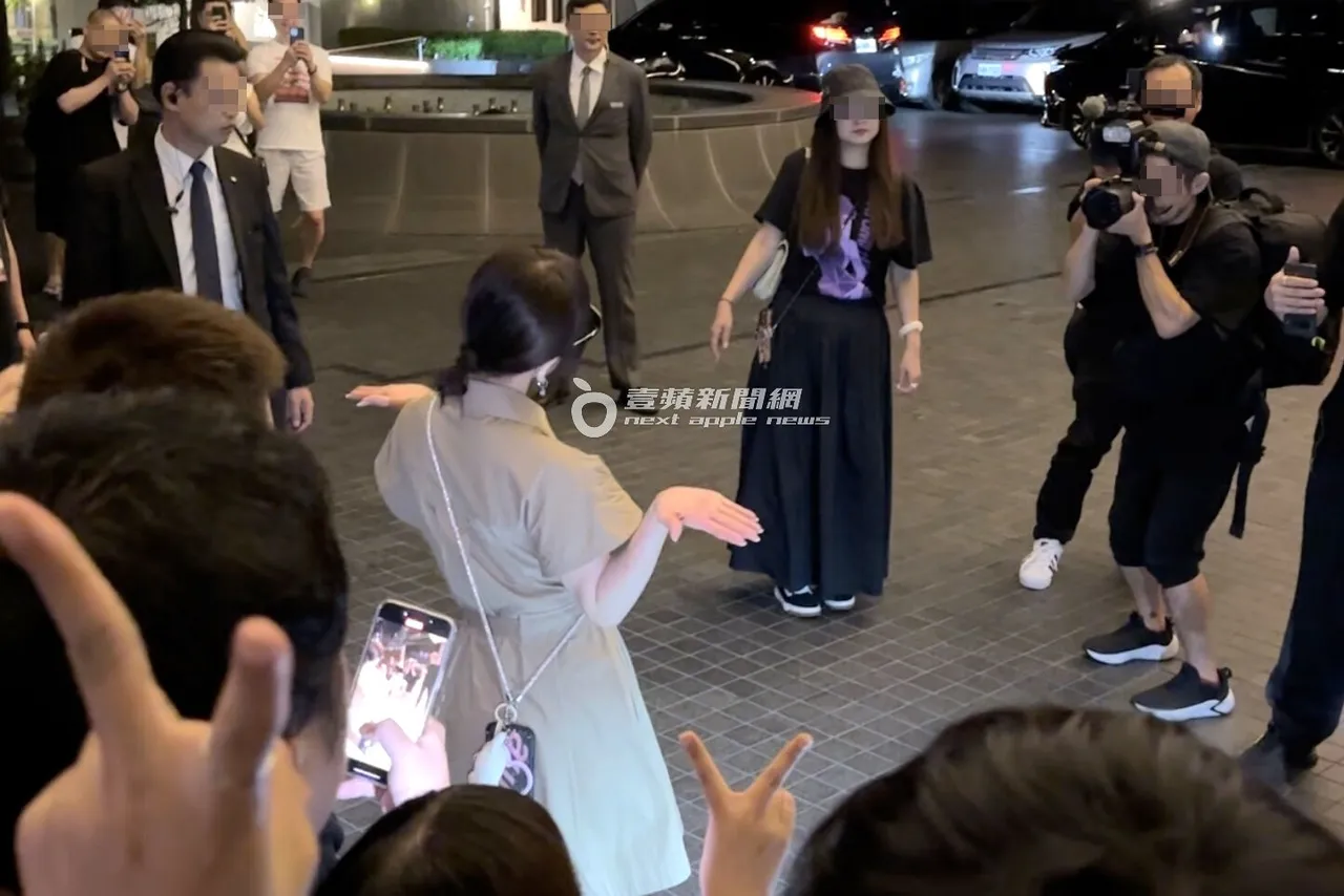 滨崎步跟TA近距离聊天宠粉,摆Pose跟粉丝们拍大合照。特勤中心摄