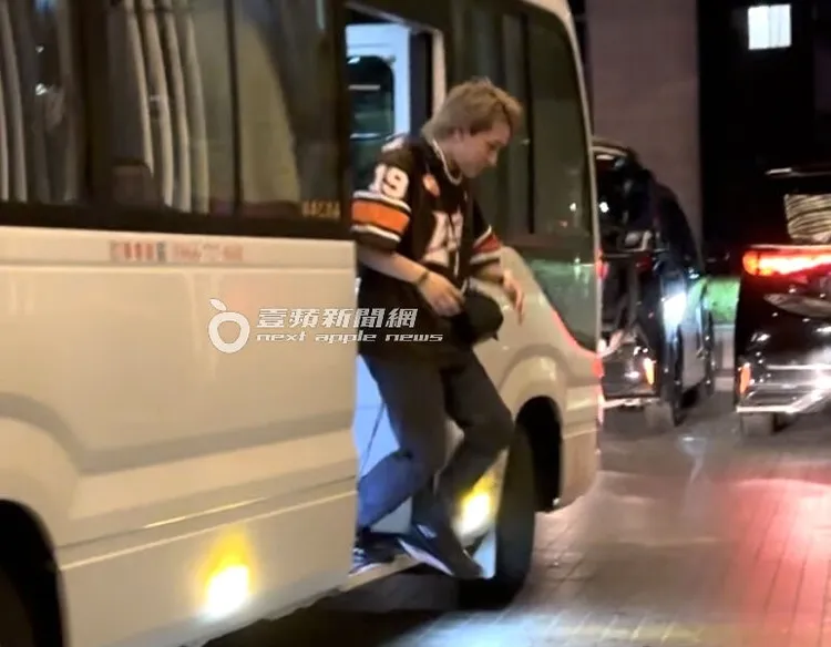 跟濱崎步吃完101慶功宴的緋聞男友荒木駿平，10多分鐘後，才搭小巴士回飯店下車，跟她錯開十分低調。特勤中心攝