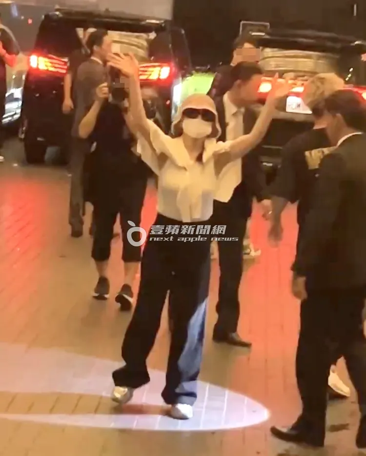 濱崎步和TA們輪番拍完合照，不斷回頭送出飛吻並揮手打招呼，才走進飯店休息。特勤中心攝