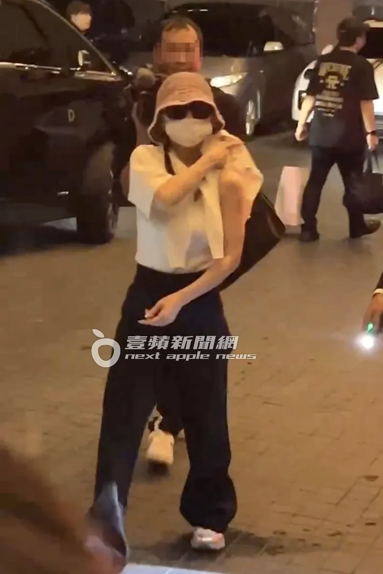 濱崎步首場演唱會結束，凌晨時分回飯店下車，穿小背心整理披肩走向TA們寵粉。特勤中心攝