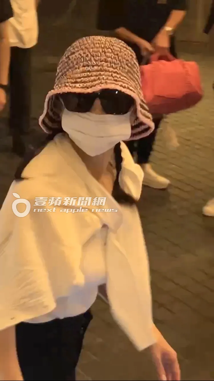 濱崎步首場演唱會結束，凌晨全身包緊緊回到飯店和粉絲互動。特勤中心攝