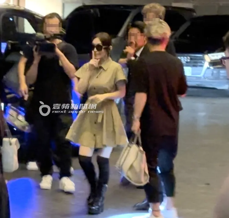 最終場演唱會慶功結束，凌晨2點，濱崎步回飯店，擔心TA們聲音吵到鄰居，比安靜手勢提醒粉絲。特勤中心攝