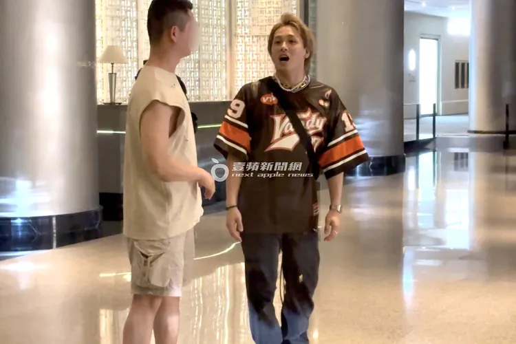 荒木駿平出入有粉絲貼近上前打招呼，也享有明星級注目。特勸中心攝