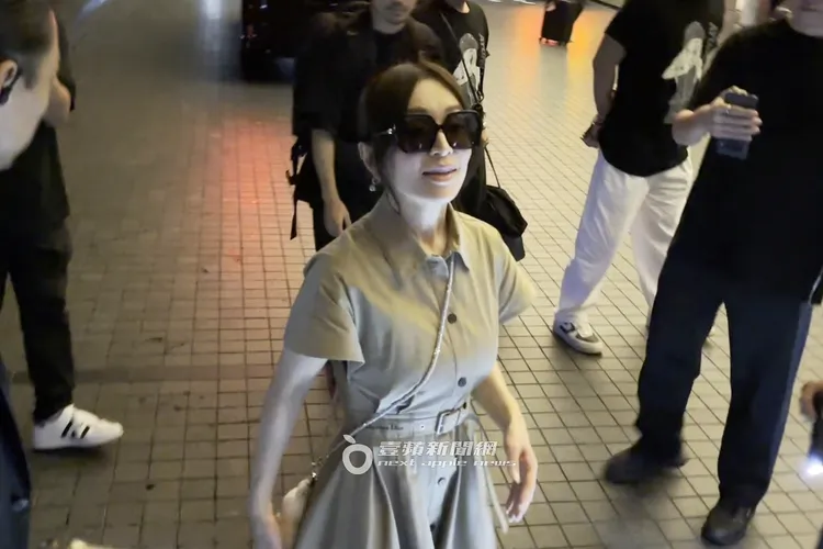 凌晨2點，濱崎步慶功完回飯店，有粉絲對她說「AYU I Love You」。特勤中心攝