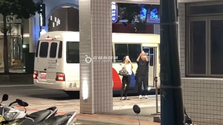 濱崎步首場演唱會結束，荒木駿平和隨行工作人員搭乘小巴士陸續到「金豬食堂」慶功。特勤中心攝