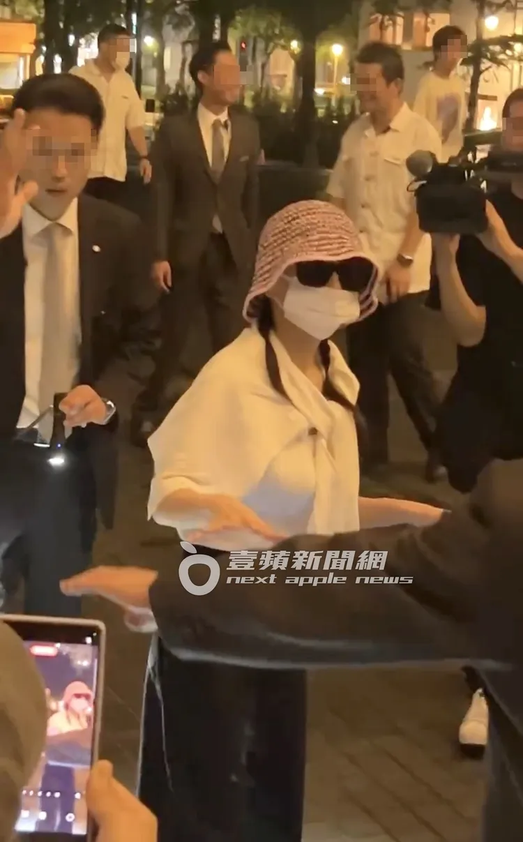 濱崎步由保鑣護送下車，安撫粉絲們的情緒準備拍大合照。特勤中心攝