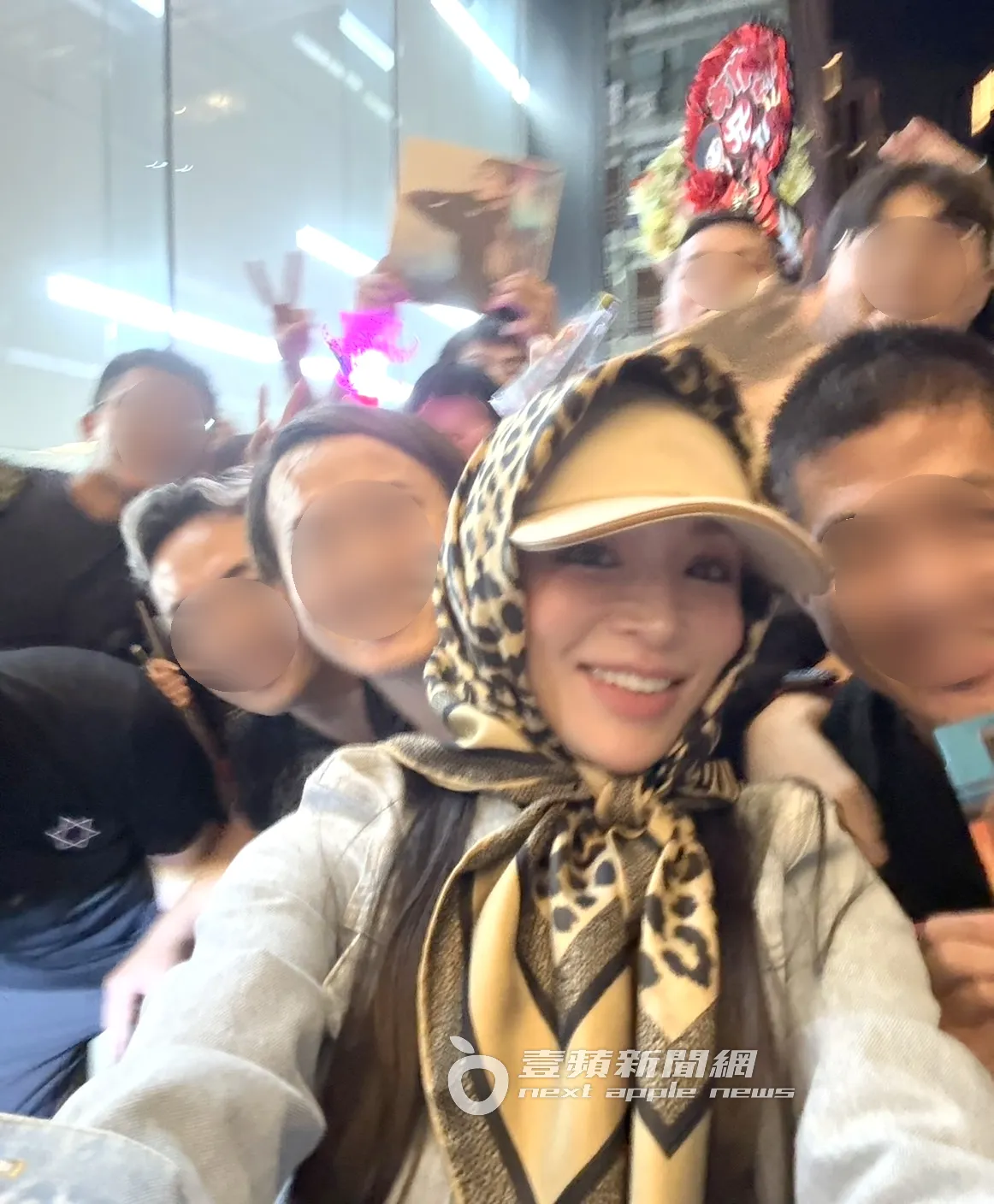 日本天后滨崎步抵台首晚,亲切跟晶华酒店外等候的50位TA(粉丝名)自拍合照并签名。读者提供