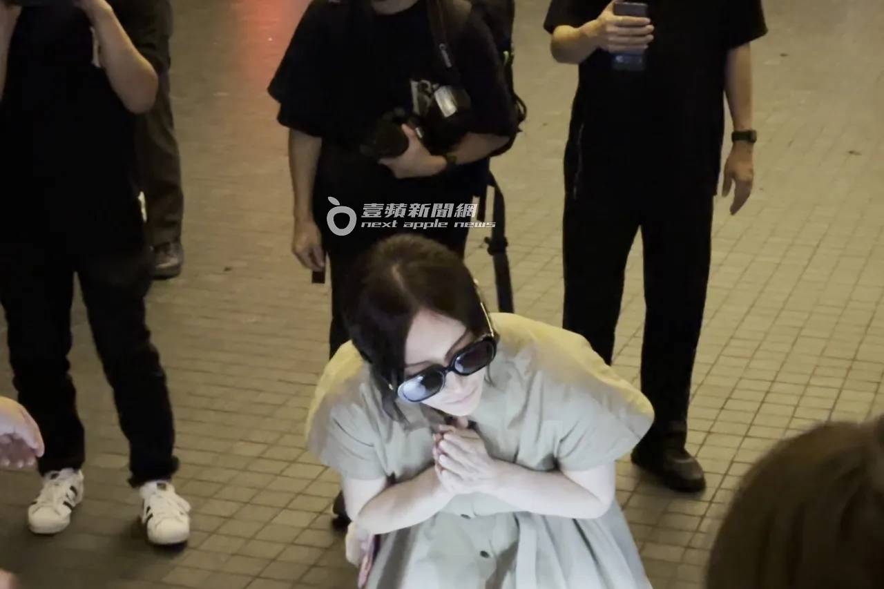 滨崎步上楼休息前,再度双手合十,向TA们鞠躬感谢大家。特勤中心摄影