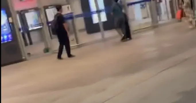 男子在高雄車站揮舞美工刀，嚇壞不少乘客。翻攝畫面