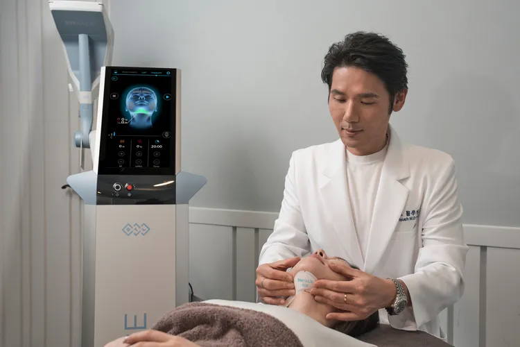 2025年7月通過衛福部核准的「雙下巴探頭」，讓許多有雙下巴困擾的朋友躍躍欲試。