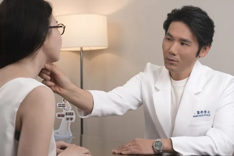 趕緊用手捏捏看自己的雙下巴，很有可能是肌肉鬆弛所導致的假性雙下巴。