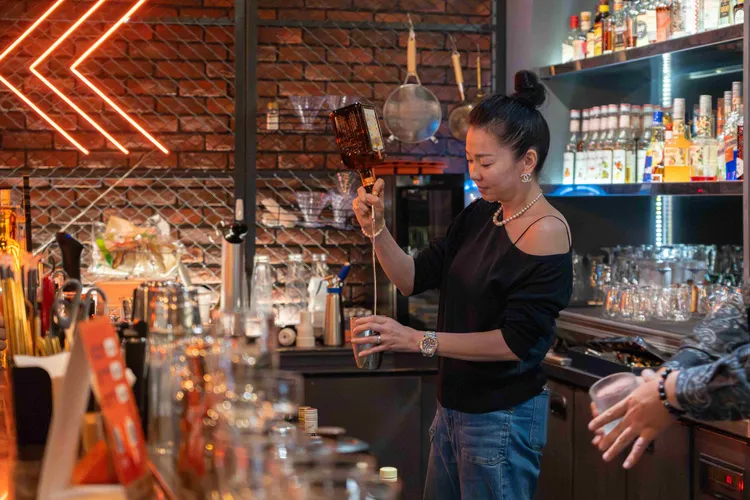 六月變身調酒師，項婕如大讚：「太好喝。」東森綜合台提供