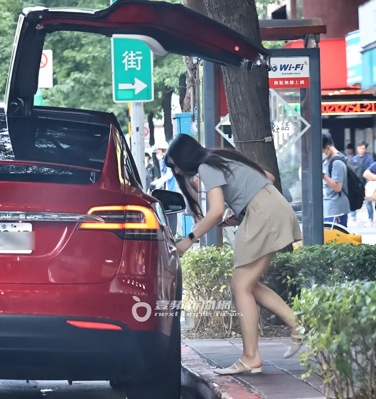 盧鼎惠進入車內與鹿希派會合。特勤中心攝