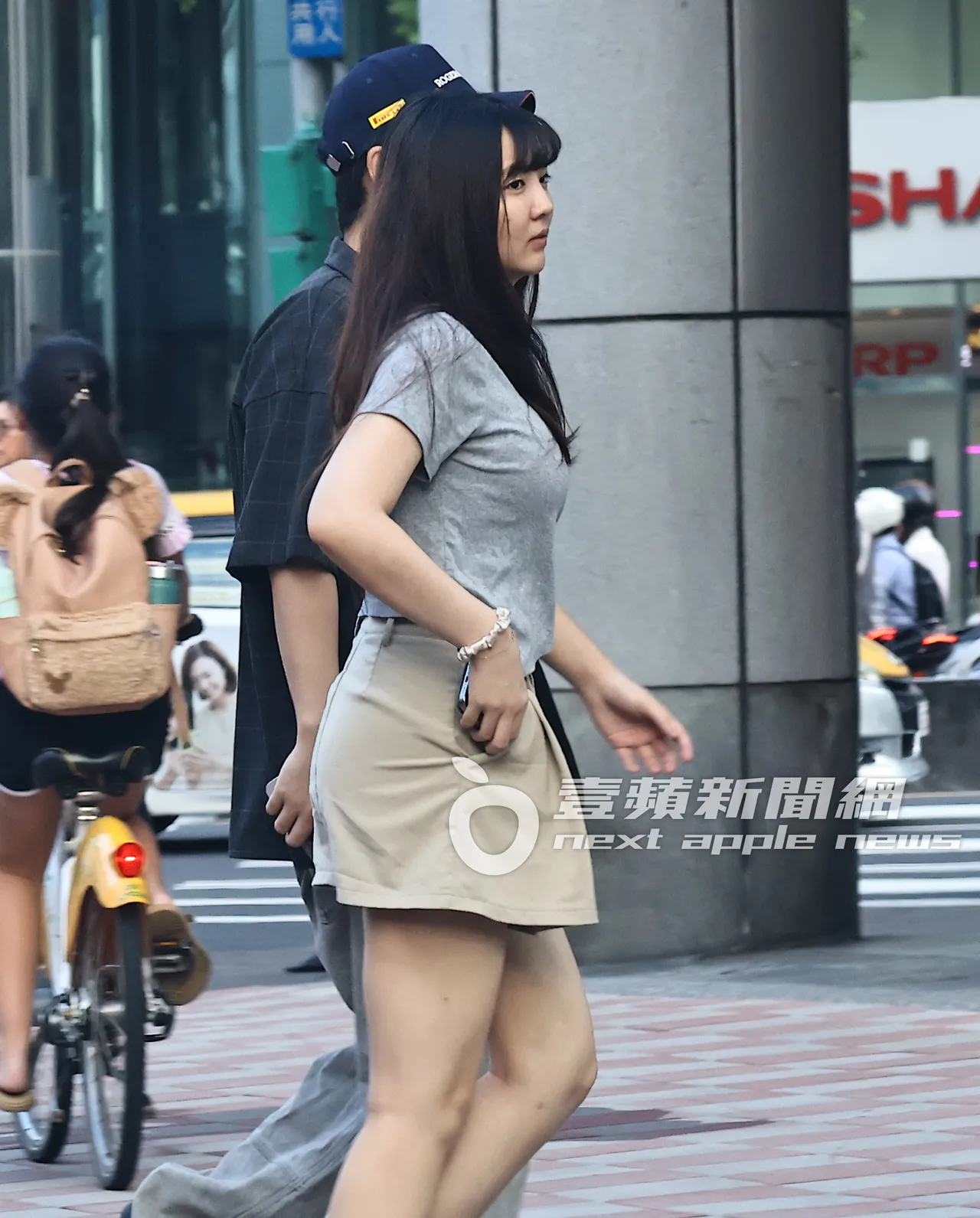 卢鼎惠穿著很休闲。特勤中心摄