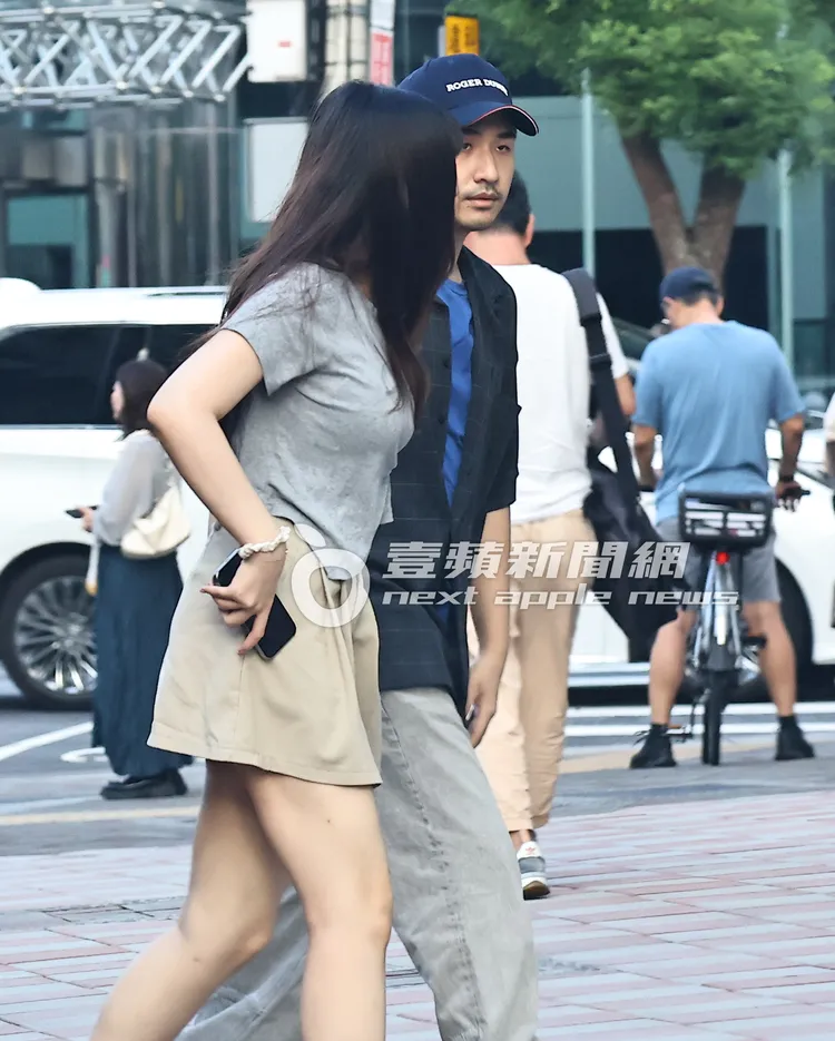 鹿希派（右）留著鬍渣與女友約會。特勤中心攝