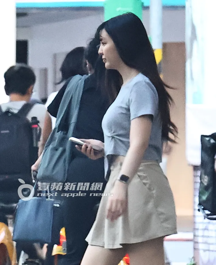 盧鼎惠素顏外出，身穿短版灰色上衣，搭配卡其色蓬蓬裙。特勤中心攝