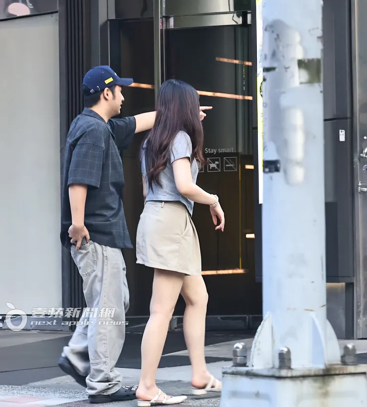 鹿希派（左）看見餐廳，精神都來了。特勤中心攝