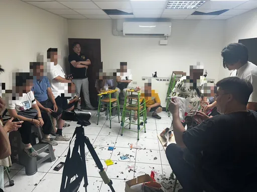天九牌賭場藏林口民宅!LINE叩客又接送 警暗夜攻堅逮3嫌、26賭客