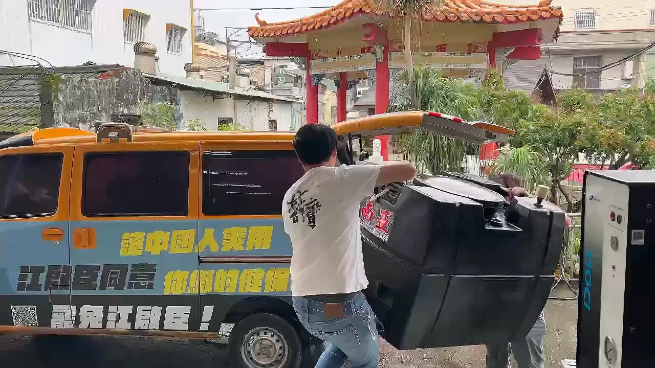 台中第八选区罢团志工将募集到的次氯酸水制造机,送至灾区供灾民使用。罢团提供
