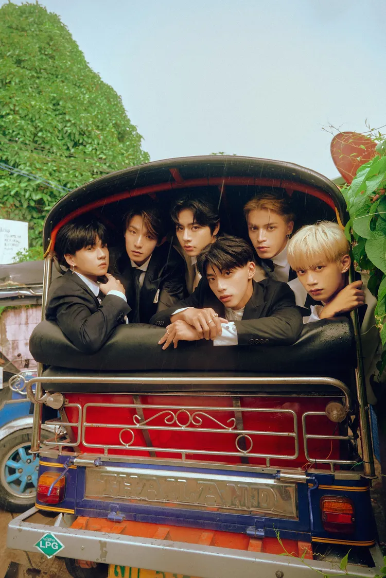 Ozone穿西裝拍攝遇大雨，擠進嘟嘟車躲雨依舊帥破表。索尼音樂提供