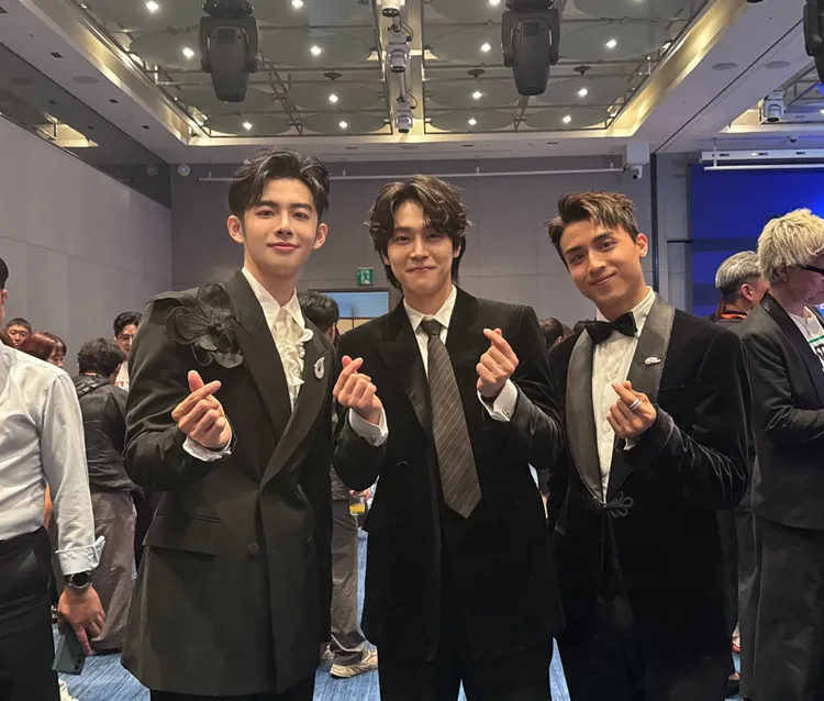 （左起）蕭子墨﹑《苦盡柑來遇見你》人氣演員姜有皙﹑Anson Kong 江?生開心合影。三和娛樂提供