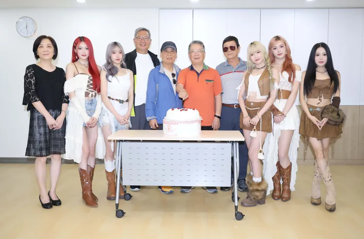 正妹女「ELL&s」在父親節前夕探視長者。紅心字會提供