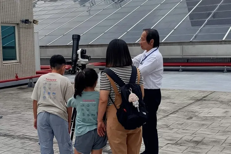館頂觀測平台架設日珥鏡與專用太陽望遠鏡。台北天文館提供