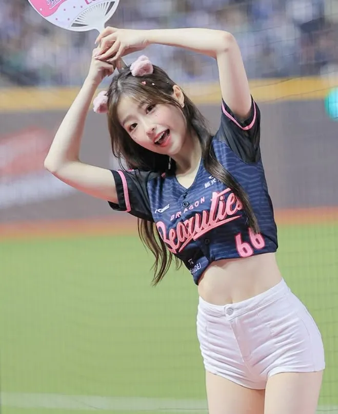 柳柳在球場賣力應援。翻攝柳柳IG