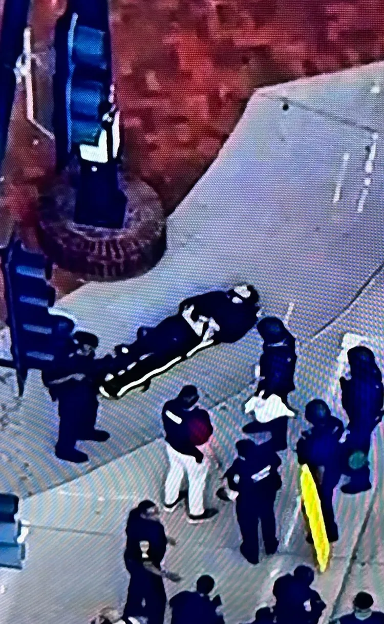 身分不明的男子躺在擔架上。翻攝自X @MeanLILMeoW