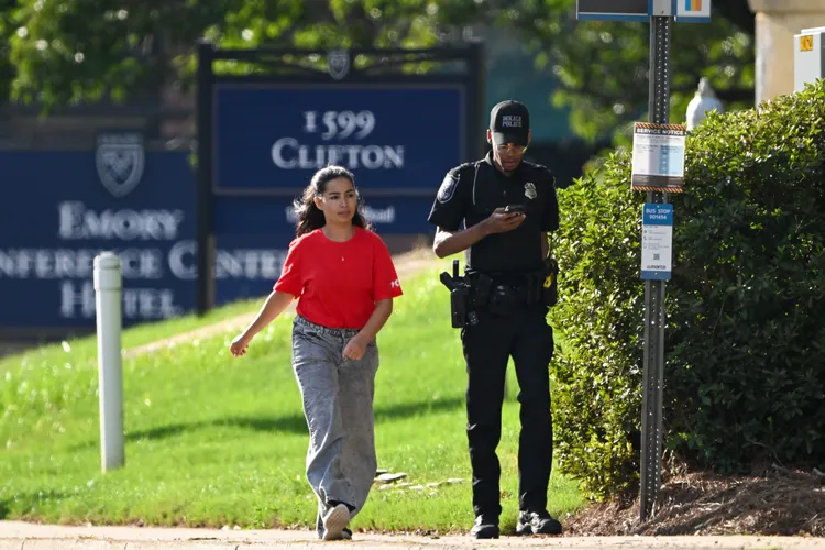 警方護送民眾。美聯社
