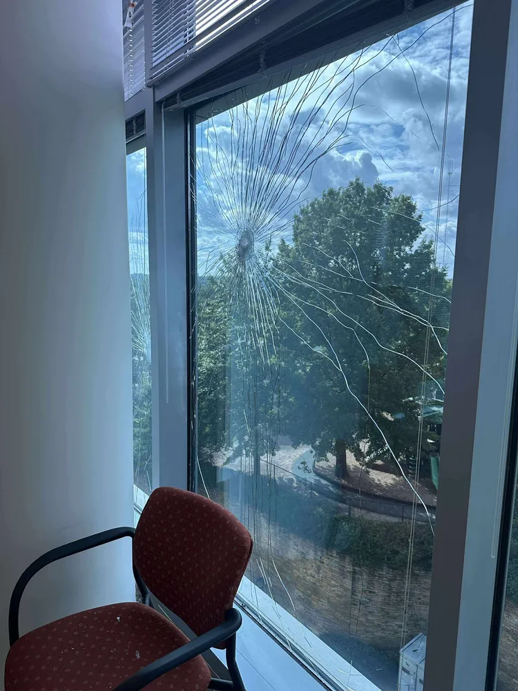 CDC大樓窗戶的彈孔。翻攝自X