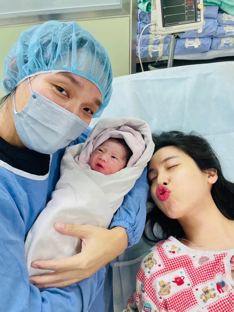 以諾一家三口幸福合照。相信音樂提供。