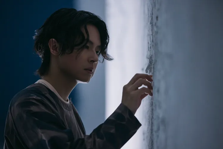 哲謙在犬青錄音時在旁默默給予支持。相信音樂提供