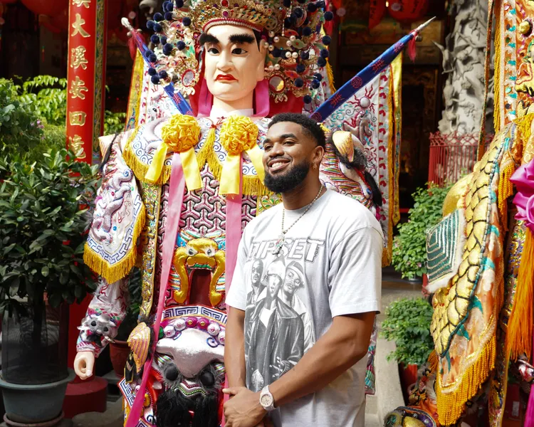 唐斯對宗廟信仰相當感興趣。台啤雲豹提供