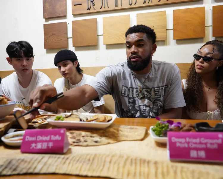 雲豹球星也有一起陪同唐斯遊大溪老街。台啤雲豹提供