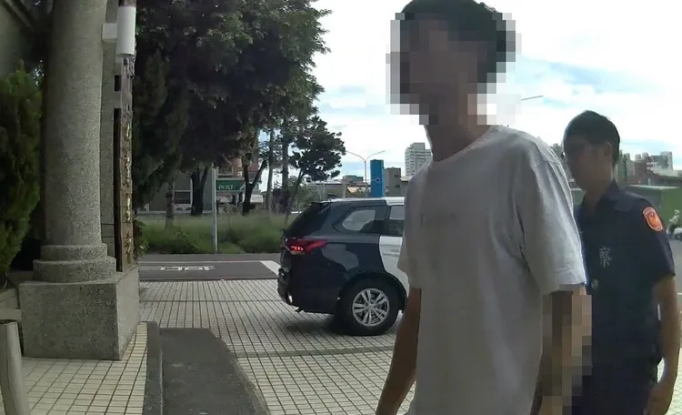 吳男、宋女情侶檔被警方帶回，詢後依毒品罪嫌送辦。民眾提供