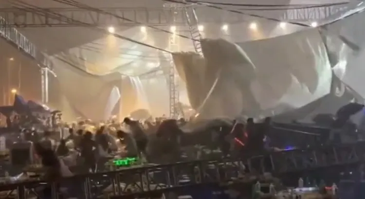 棚架突倒塌，現場觀眾趕緊逃竄。翻攝微博