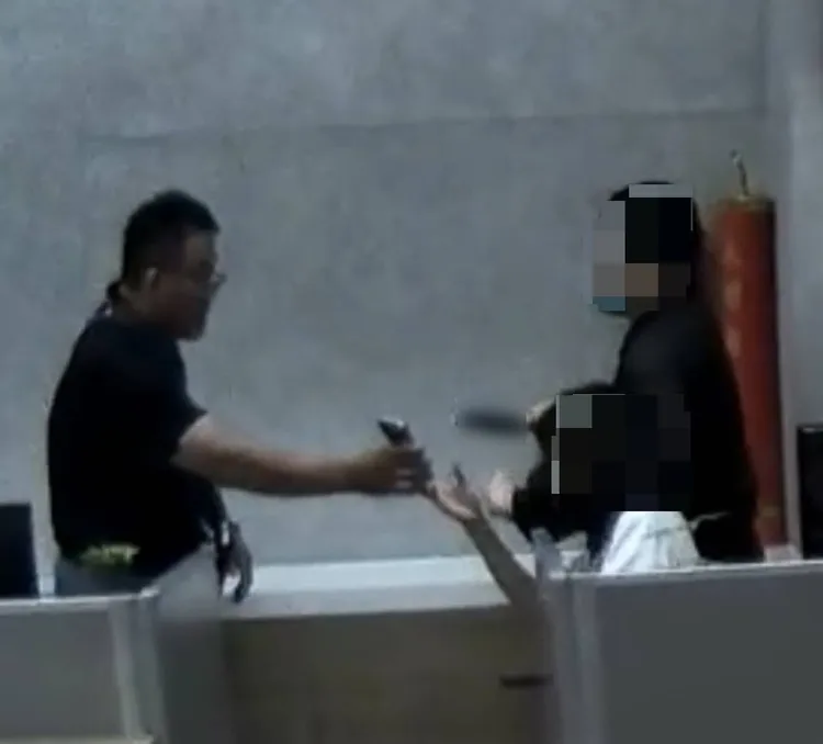 台中市警六分局偵查隊長涂志宏（左），利用讓嫌犯與檢察官通話的機會，趁機奪刀順利解救被挾持的女員工。民眾提供