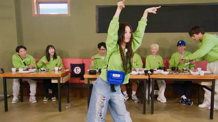 薇娟（中）不喜歡跳舞，為了能吃上午餐，直接跳舞。中天綜合台提供