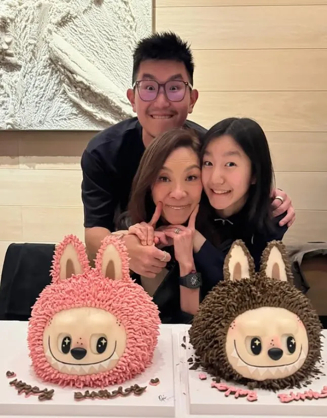 楊紫瓊比出與Labubu同款咧嘴笑。翻攝楊紫瓊IG