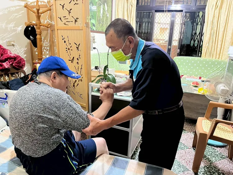 黃明雄擔任居服員工作已13年。新竹縣府提供