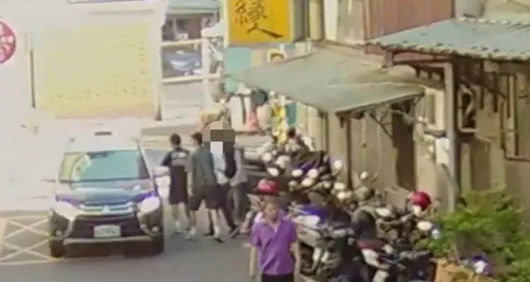 車手與老婦人面交時，一旁埋伏的警員一擁而上將其逮捕。翻攝畫面