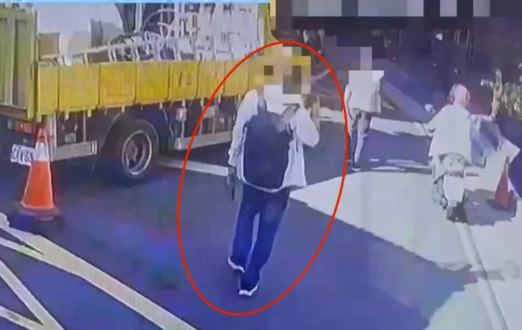 揹著背包的車手跟在婦人背後，到指定地點準備收錢。翻攝畫面